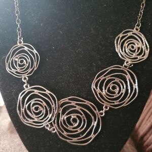 This a paparazzi necklace with roses on it